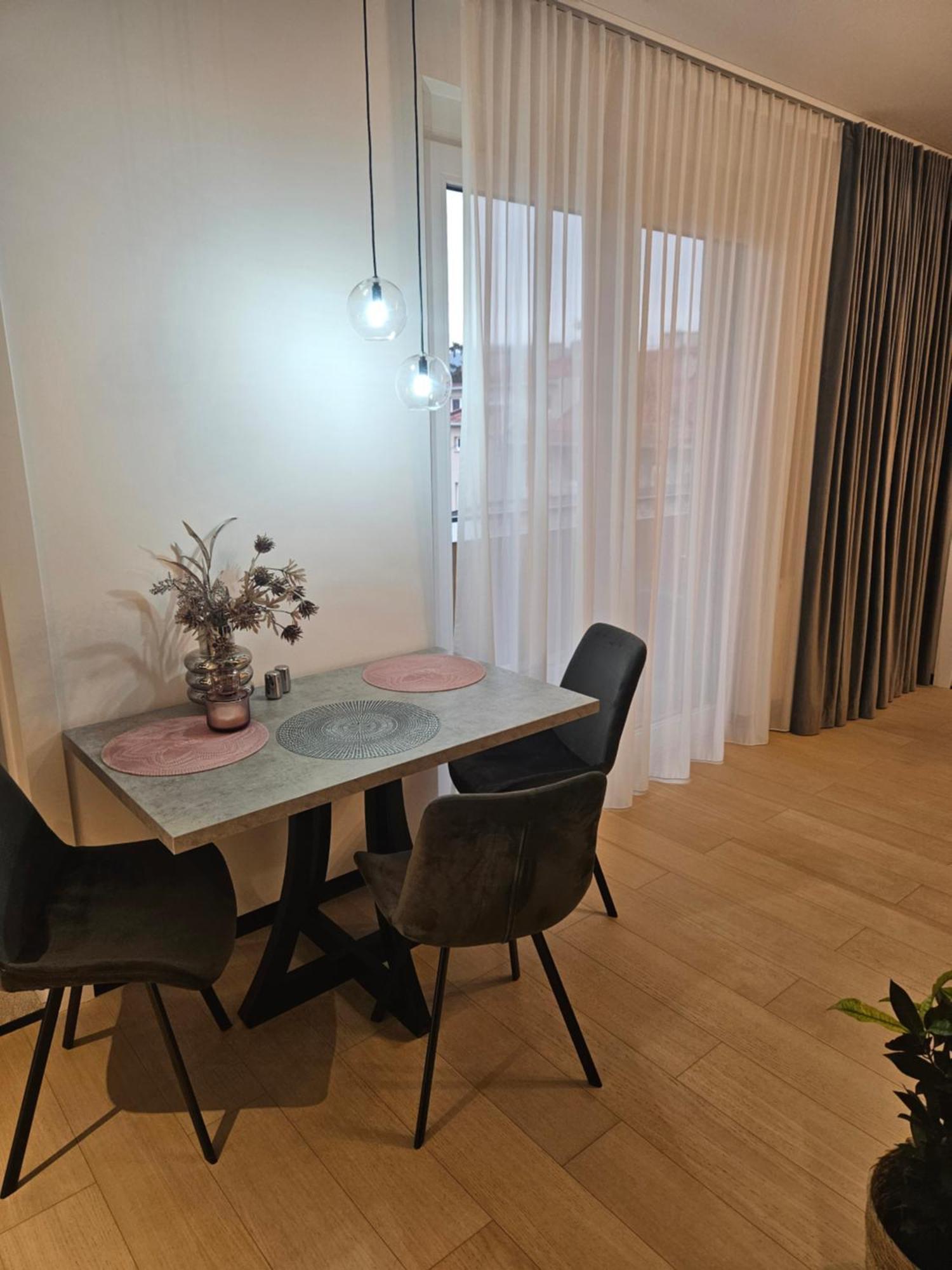 Rose Luxury Apartment & 24H Self Check-In With Private Parking بانْشكا بيشتريتْسا المظهر الخارجي الصورة